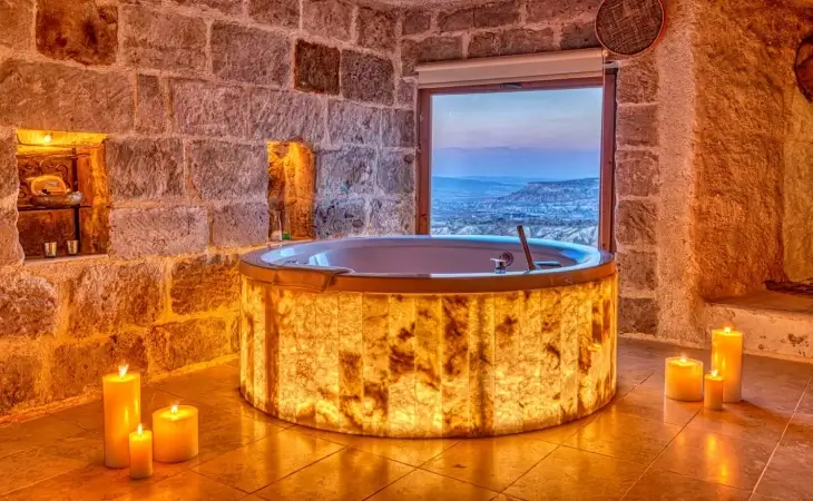 Uçhisar’da Museum Hotel taş duvarlı panoramik manzaralı jakuzili süit